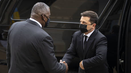 US Secretary of Defense Lloyd Austin greets Ukrainian President Volodymyr Zelensky as he arrives at the Pentagon on August 31, 2021 in Arlington, Virginia. © Drew Angerer/Getty Images
