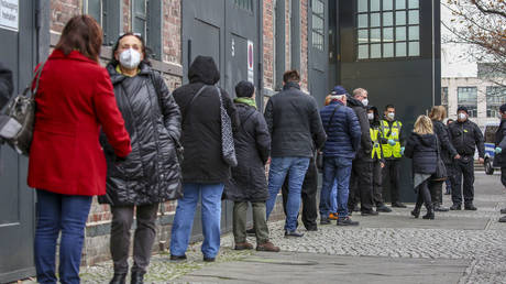 People queueing up to receive the covid-19 vaccine outside the vaccination center Arena Berlin, on the first day of the nationwide launch of Covid-19 vaccinations during the second wave of the coronavirus pandemic on December 27, 2020 in Berlin, Germany. © Omer Messinger/Getty Images