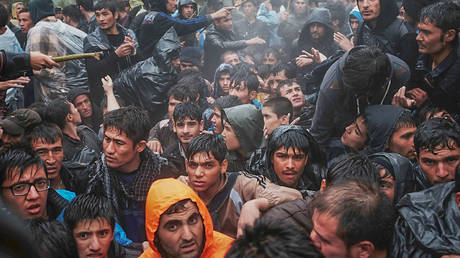 Afghan men struggle for a position outside of the main gate as violence escalates for migrants waiting to be processed at the increasingly overwhelmed Moria camp on the island of Lesbos on October 22, 2015 in Mytilene, Greece. © Spencer Platt/Getty Images