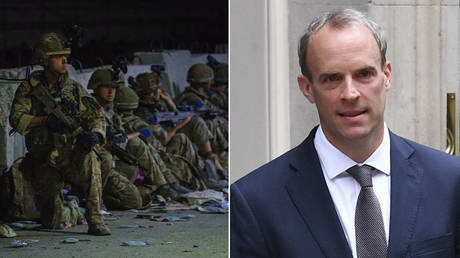 (L) British soldiers secure the perimeter outside the Baron Hotel, near the Abbey Gate, in Kabul, Afghanistan, Thursday, Aug. 26, 2021. © Getty Images / Marcus Yam: (R) Dominic Raab © JUSTIN TALLIS / AFP