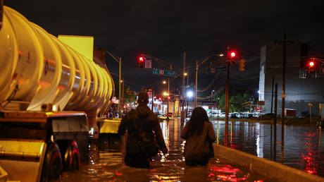 Highway 440 flooded in Jersey City of New Jersey, United States on September 2, 2021 as hundreds of cars stuck in water as Hurricane Ida left behind flash floods east coast. © Tayfun Coskun/Anadolu Agency via Getty Images