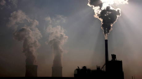 A coal-burning power plant can be seen behind a factory in China's Inner Mongolia Autonomous Region, (FILE PHOTO) © REUTERS/David Gray