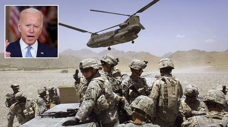 American soldiers from the 10th Mountain Division deploy to fight Taliban fighters as part of Operation Mountain Thrust to a US base near the village of Deh Afghan on June 22, 2006 in the Zabul province of Afghanistan. © John Moore/Getty Images; (inset) © AP Photo / Evan Vucci