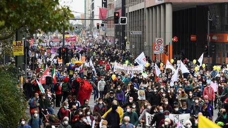 ‘Indivisible’: Thousands of people join demonstration for ‘just & caring society’ in Berlin