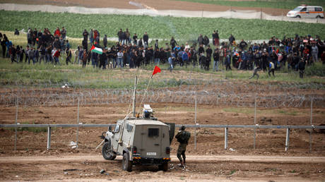 FILE PHOTO: Israeli soldiers clash with Palestinian protestors over the border fence between Israel and the Gaza Strip. © Reuters / Amir Cohen