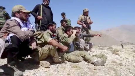 Members of National Resistance Front observe from a hill in Panjshir Valley, Afghanistan. © Reuters / NRF