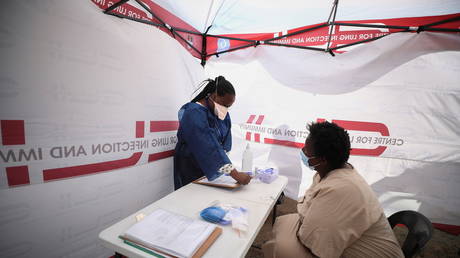 A woman undergoes screening before being tested for tuberculosis at a mobile clinic in Gugulethu township near Cape Town, South Africa, March 26, 2021. © REUTERS/Mike Hutchings