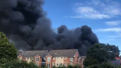Explosions and MASSIVE INDUSTRIAL FIRE in Kidderminster, England (VIDEOS)