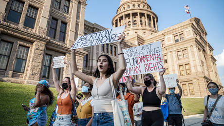 Pro-choice protesters march outside the Texas State Capitol on Wednesday, Sept. 1, 2021 in Austin,Texas. © Getty Images / Sergio Flores