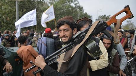 Taliban fighters gather along a street during a rally in Kabul on August 31, 2021 © AFP / Hoshang Hashimi