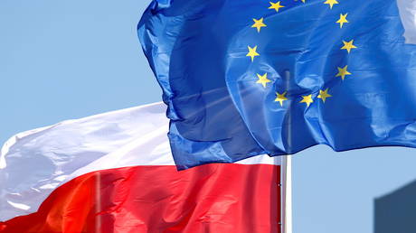 European Union and Polish flags flutter (FILE PHOTO) © REUTERS/Ints Kalnins