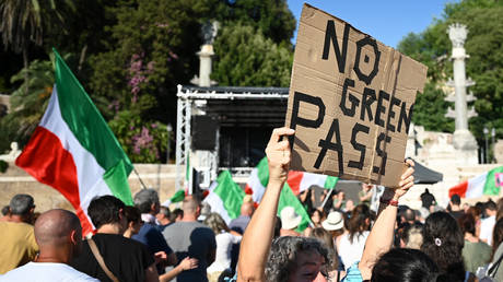 Members of the 'No Vax' take part in a demonstration against the introduction of a mandatory "green pass" at the Piazza del Popolo in central Rome on August 7, 2021. © AFP / Alberto Pizzoli