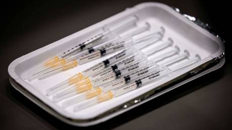 Syringes and needles filled with the Moderna coronavirus vaccine for Covid-19. © AFP / Behrouz Mehri