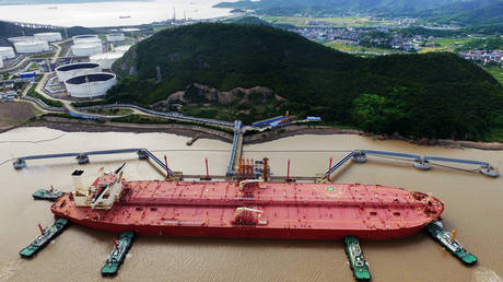 Oil tanker at a crude oil terminal in Ningbo Zhoushan port, China © Reuters