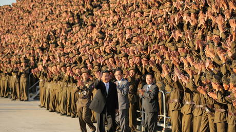 FILE PHOTO: North Korean leader Kim Jong Un greets military members on the 73rd anniversary of the country's founding, in Pyongyang on September 9, 2021. © REUTERS/KCNA