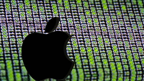 FILE PHOTO: A 3D printed Apple logo is seen in front of a displayed cyber code in this illustration taken March 22, 2016 © Reuters / Dado Ruvic