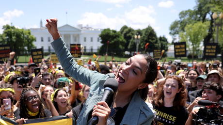 Alexandria Ocasio-Cortez participates in a "No Climate, No Deal" demonstration outside the White House, in Washington, DC, June 28, © Reuters / Evelyn Hockstein