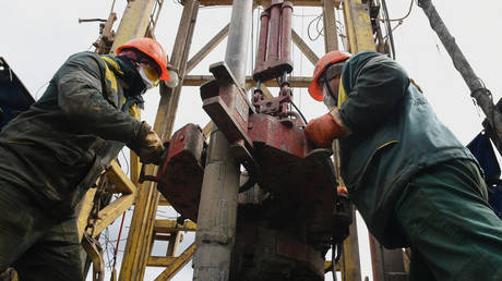 Employees work on a drilling rig at an oil field owned by Russia's oil producer Tatneft near Almetyevsk, in the Republic of Tatarstan, Russia. © Sputnik / Maksim Bogodvid