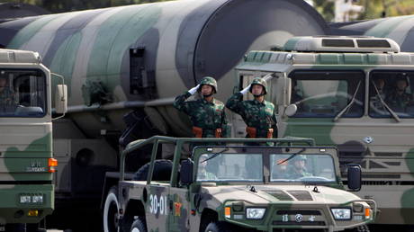 Chinese soldiers parade with nuclear-capable missiles © Reuters / David Gray