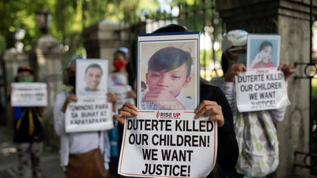 Relatives of drug war victims hold photographs of their slain loved ones with placards calling for justice, during a protest in Manila, Philippines, (FILE PHOTO) © REUTERS/Eloisa Lopez