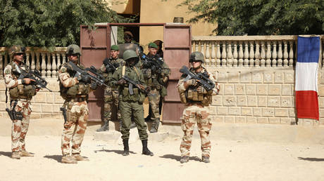 FILE PHOTO: French and Malian soldiers conduct a joint patrol in Timbuktu, Mali, February 2, 2013.