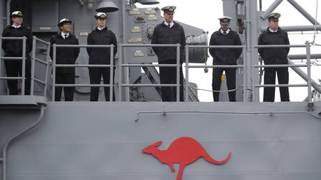 FILE PHOTO: Royal Australian Navy personnel aboard frigate HMAS ‘Melbourne’ in Qingdao, China, 2019. © Jason Lee/Reuters