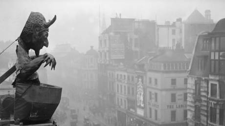 November 1927: The devil on top of the Tivoli in London. © Fox Photos/Getty Images