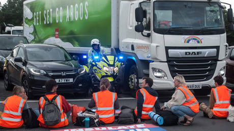Police arrive on the scene as protesters from the Insulate Britain protest group block a major roundabout near the Dartford crossing and M25 on September 15, 2021 in Dartford, England. © Guy Smallman/Getty Images
