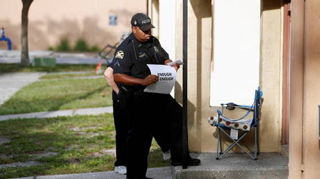 Police going door to door in south Florida to encourage vaccination uptake © Reuters / Octavio Jones