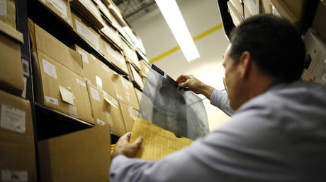 A US special agent examines healthcare fraud files © Reuters / Carlos Barria