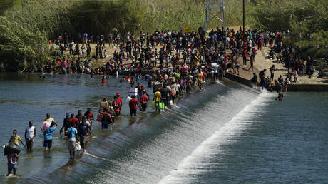 FILE PHOTO. Haitian migrants use a dam to cross to and from the United States from Mexico in Del Rio, Texas. ©AP Photo / Eric Gay