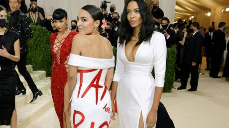 Alexandria Ocasio-Cortez and Aurora James attend The 2021 Met Gala Celebrating In America. © Mike Coppola / GETTY IMAGES NORTH AMERICA / AFP