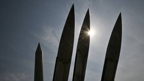 Replicas of a North Korean Scud-B missile (L) and South Korea's Hawk missiles (R) are displayed at the Korean War Memorial in Seoul on March 24, 2021 © AFP / Jung Yeon-je