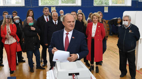 Russian Communist Party leader Gennady Zyuganov casts his ballot during the parliamentary elections, at a polling station in Moscow, Russia. © Sputnik / Alexey Maishev