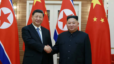 North Korean leader Kim Jong Un shakes hands with China's President Xi Jinping during Xi's visit in Pyongyang, North Korea. © KCNA via REUTERS