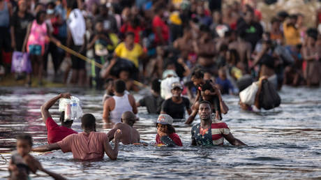 Immigrants, mostly from Haiti gather on the bank of the Rio Grande on September 19, 2021 in Ciudad Acuna, Mexico, across the border from Del Rio, Texas. © JOHN MOORE / GETTY IMAGES NORTH AMERICA / Getty Images via AFP