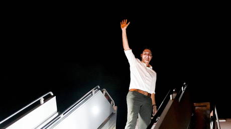 Canada's Liberal Prime Minister Justin Trudeau waves as he boards his campaign plane, in Vancouver, British Columbia, Canada September 20, 2021. © REUTERS/Carlos Osorio