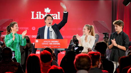 Canada's Liberal Prime Minister Justin Trudeau, accompanied by his family waves to supporters during the Liberal election night party in Montreal. © Reuters / Carlos Osorio