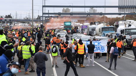 Construction workers protest on the West Gate Freeway in Melbourne. ©AAP Image / James Ross via REUTERS