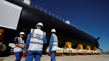 A submarine leaves the workshops of its construction at the Naval Group site in Cherbourg, France, (FILE PHOTO) © REUTERS/Benoit Tessier