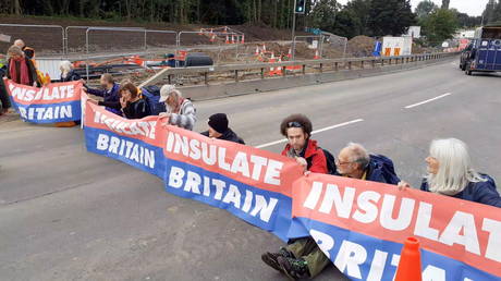 Police arrest 23 eco-activists for blocking busy road around London after protests sparked anger among drivers & online (VIDEOS)