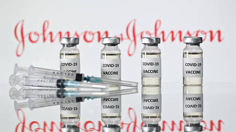 An illustration picture shows vials with Covid-19 Vaccine stickers attached and syringes with the logo of US pharmaceutical company Johnson & Johnson on November 17, 2020. © AFP / Justin Tallis