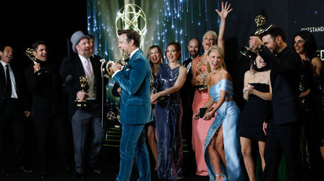 The winners of the Outstanding Comedy Series award for Ted Lasso, pose in the press room during the 73rd Primetime Emmy Awards at L.A. LIVE on September 19, 2021 in Los Angeles, California. © Getty Images / Jay L. Clendenin