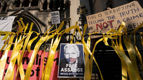 Protest outside London High Court during Julian Assange extradition hearing. August 11, 2021. © Getty Images / Ming Yeung