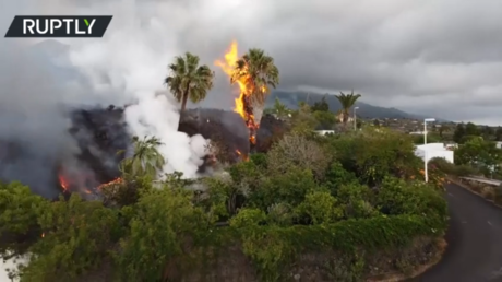 New fissure opens as La Palma volcano continues to erupt, destroying homes & EVAPORATING swimming pools (VIDEOS)