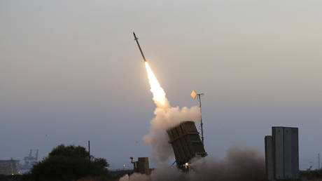 FILE PHOTO: An Iron Dome air defense system fires to intercept a rocket from the Gaza Strip in the costal city of Ashkelon, Israel, July 5, 2014 © AP / Tsafrir Abayov