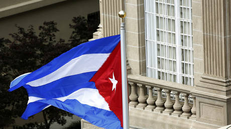 FILE PHOTO: The Cuban flag flies at the Cuban Embassy reopening ceremony in Washington, July 20, 2015.© Reuters/Gary Cameron