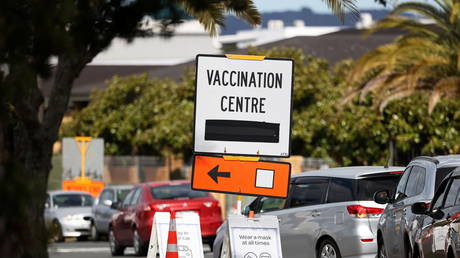 FILE PHOTO: A vaccination centre sign directs the public during a lockdown to curb the spread of a coronavirus disease (COVID-19) outbreak in Auckland, New Zealand, August 26, 2021. © REUTERS/Fiona Goodall