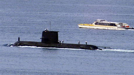 A Rivercat ferry passes by the Royal Australian Navy's Collins-class submarine HMAS Waller as it leaves Sydney Harbour on May 4, 2020. © Reuters / file photo