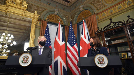 US Vice President Kamala Harris meets with Britain's Prime Minister Boris Johnson in the Vice President’s Ceremonial Office of the Eisenhower Executive Office Building, next to the White House, in Washington, DC, on September 21, 2021. © AFP / MANDEL NGAN